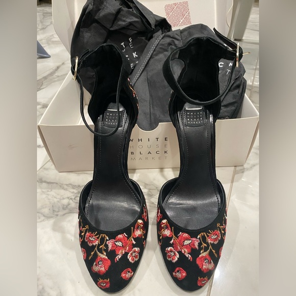Luxe White House Black Market Piper Black Velvet and floral embroidered pumps πΉ - Picture 15 of 16